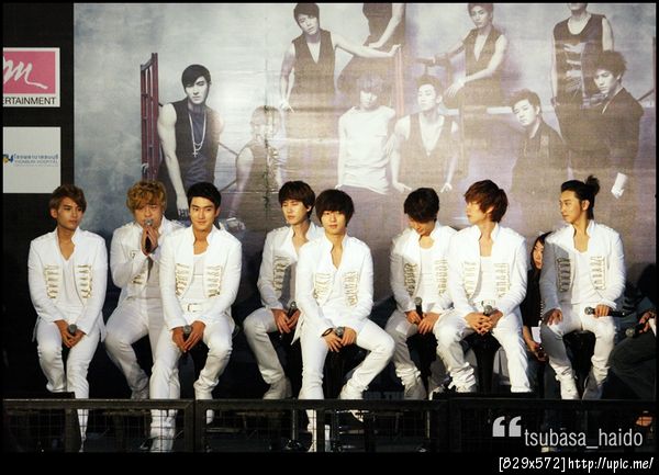 ใครเอ่ย ท่านั่งไม่เข้าพวก?? ...ห่ะๆๆ แต่จริงๆแล้วเค้าก็นั่งในแบบที่คนอย่างเ้ค้านั่งกันนะ คึคึคึ #แซวเล่นๆ