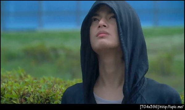 เด็กน้อยบางคนก็ชอบยืนตากฝนให้หัวเปียกเล่นๆซะงั้น