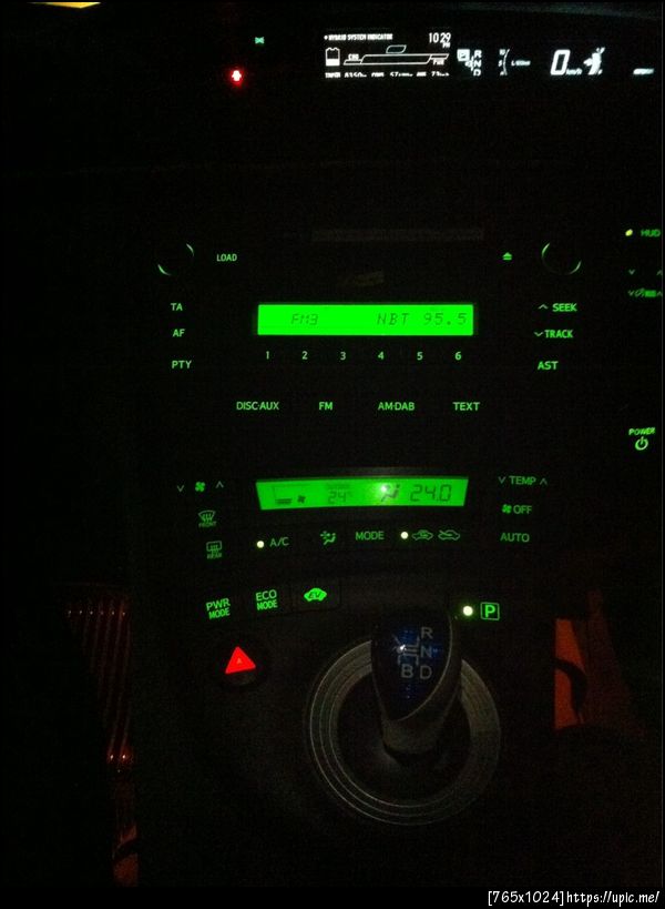 Prius มีไฟ follow คอยส่องคันเกียร์ตอนกลางคืนด้วยยย