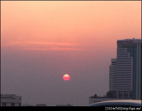 พระอาทิตย์ตกเมื่อวันก่อน ถ่ายจาก iPhone บนทางด่วน