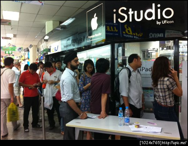 แถว iPad2 ที่ UFicon พันธุ์ทิพย์ ประตูน้ำ