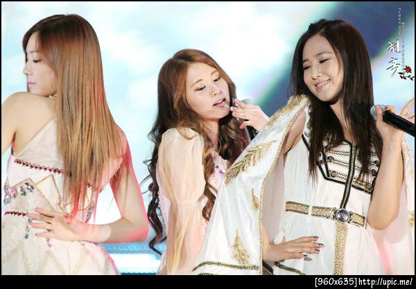 YulTi @ Gangnam Festival ไม่แน่ใจว่ายูริมองอะไร 55555555 >< #YulTi