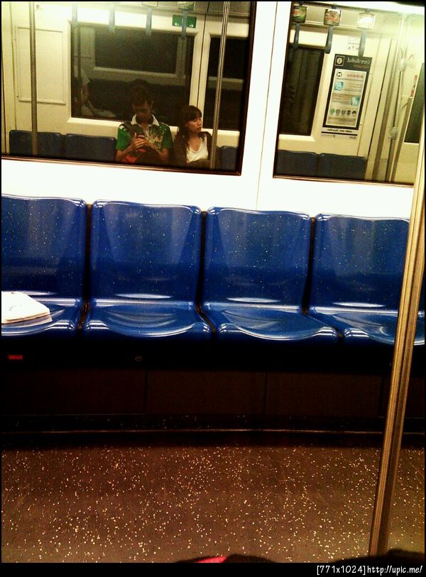 ที่เหลือตั้งกว้าง มานั่งติดกันทำไมเนี่ย ใครก็ไม่รู้