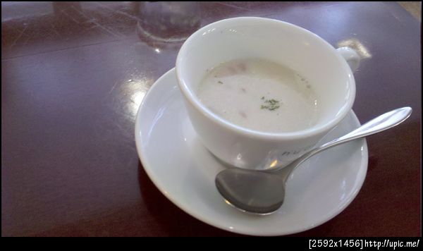 少路huggeで昼飯。夏の日差しはきついなぁ。帽子被ってくればよかった。