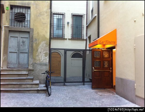 กว่าจะตามหาร้านอาหารที่ guidebook แนะนำเจอ อยู่ในตรอกสุดๆ