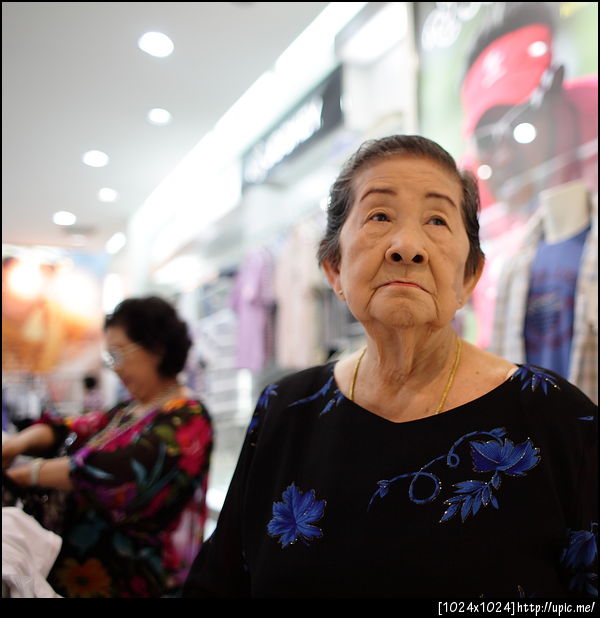 อาม่า โพสให้ถ่ายรูป ส่วนมาม๊าอยู่ข้างหลัง