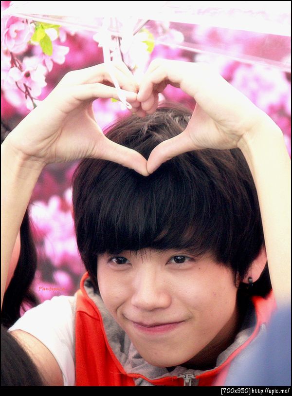 มีคนบอกว่า คชาทำท่านี้ได้น่ารักไม่มีใครเกิน ^ ^ 