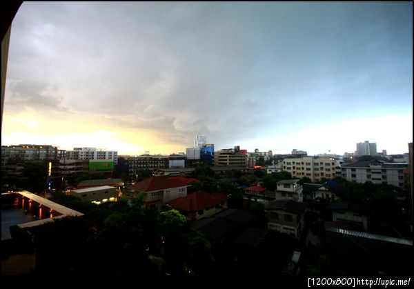 ฟ้าสีแปลกดี ซ้ายสีส้ม ขวาสีฟ้า ตรงกลางทะมึน lol