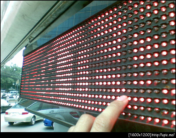 ป้ายไฟ LED นี่มันไม่มีอะไรครอบไว้เลยนี่นา (มีที่กันฝนอันเล็กๆ ให้ไฟแต่ละดวง)